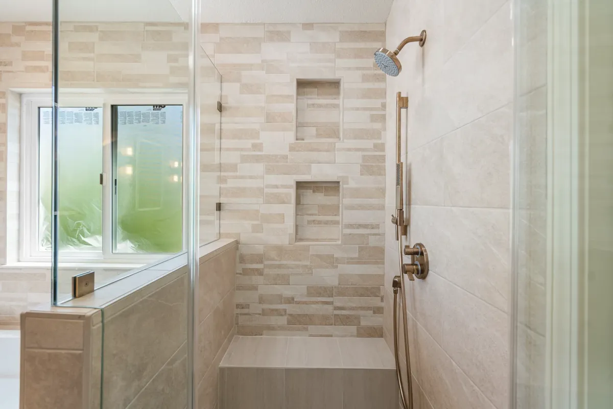 Shower with a tiled bench, rain head and a recessed niche